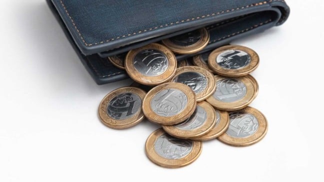 carteira com moedas de 1 real