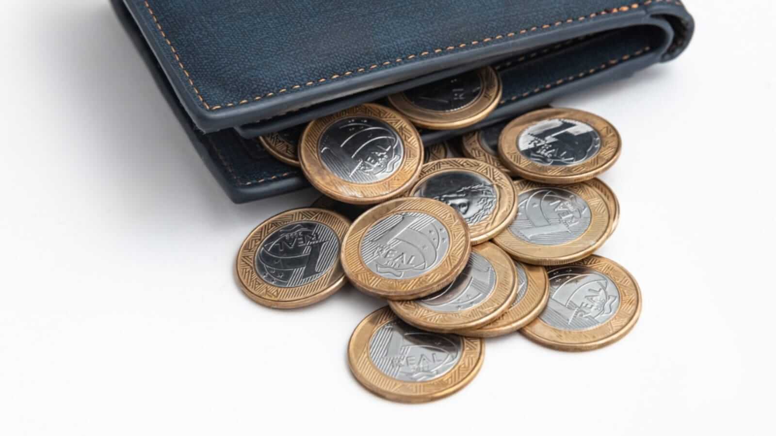 carteira com moedas de 1 real