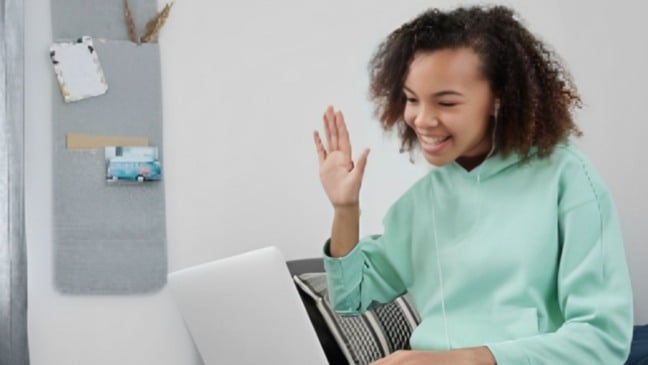 Menina se comunicando em Libras
