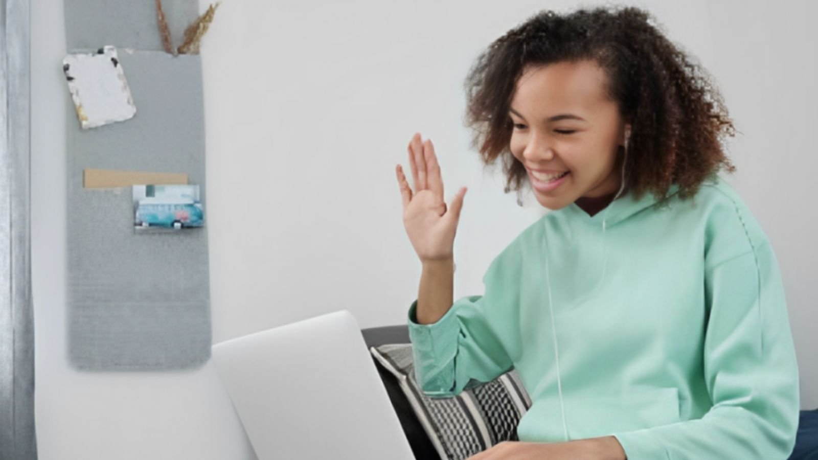 Menina se comunicando em Libras