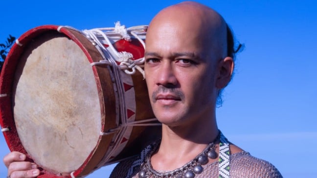 Curumin faz show no Sesc Jundiaí