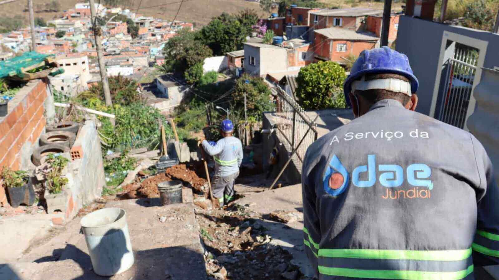 Operadores da DAE em obra de saneamento