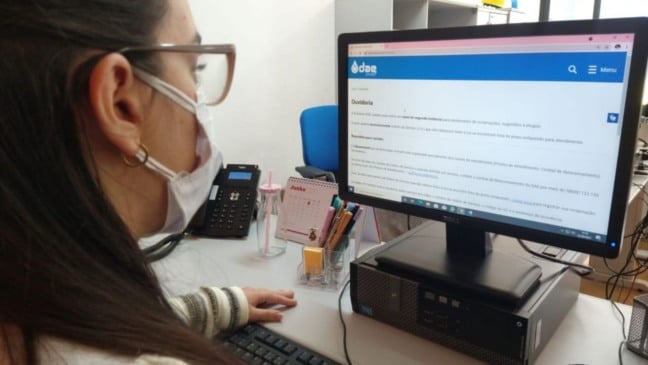 Mulher em frente à computador