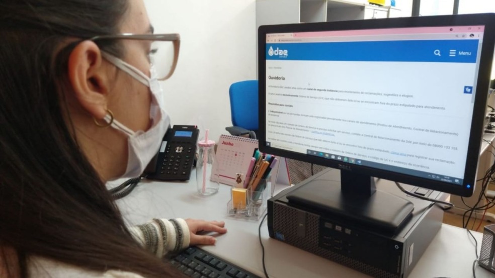 Mulher em frente à computador