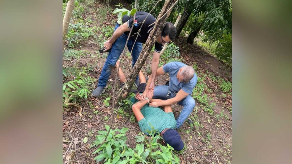Polícia prendendo homem