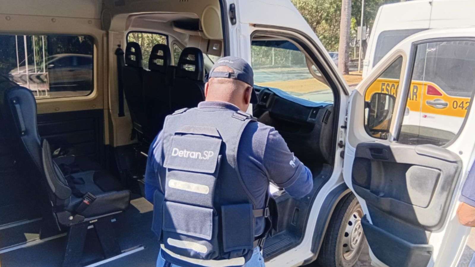 Agente do Detran-SP inspeciona van de transporte escolar durante operação de fiscalização em Jundiaí.