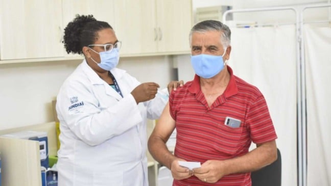 Idoso sendo vacinado