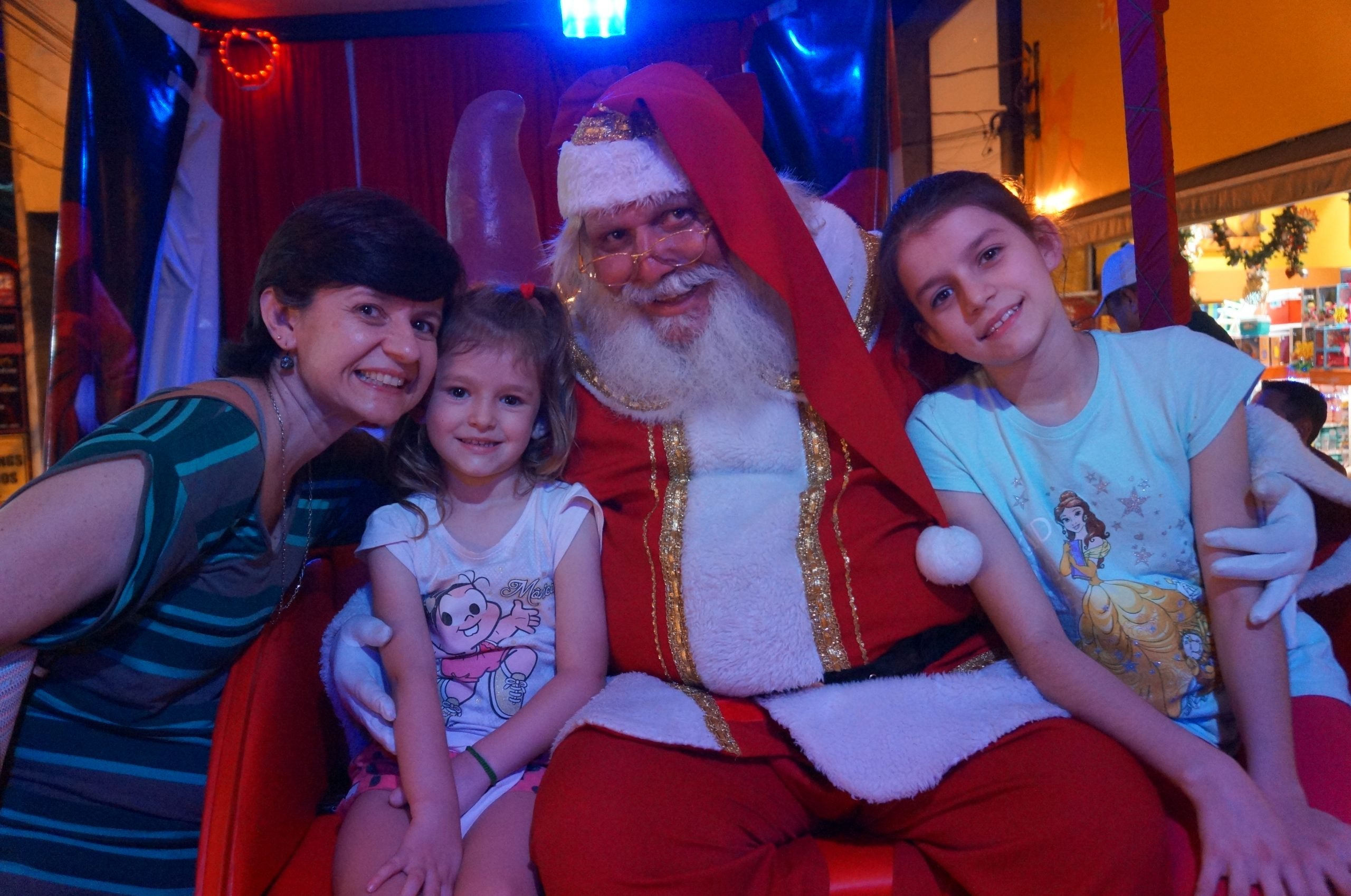 A jornalista Fabiane Bernardi Françozo com as filhas Dora e Elis