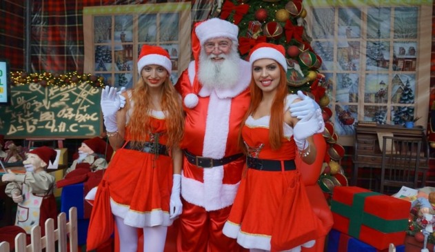 Papai Noel abraçado com as mamães noel no Centro de Jundiaí