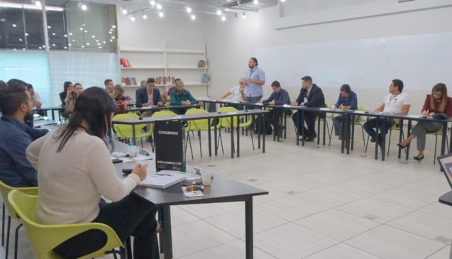 pessoas sentadas em circulo conversando