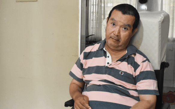 Júlio sentado em casa