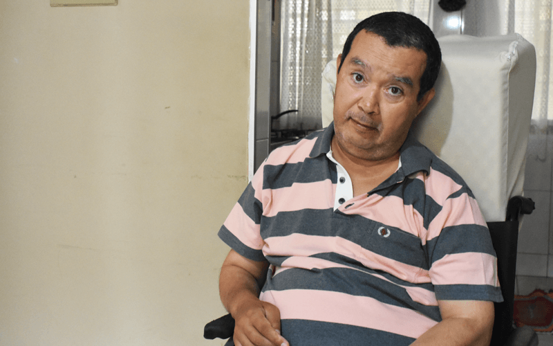 Júlio sentado em casa