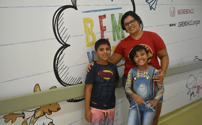 Sue Ellen e os filhos Miguel, de 7 anos, e Maria Gabriela, de 9, visitam o Grendacc depois do tratamento.