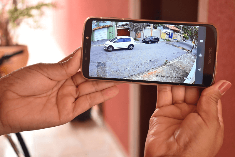 Mulher segura celular com transmissão ao vivo 