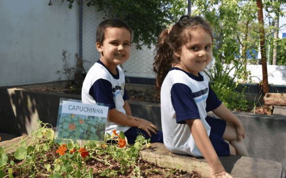 Eduardo e Giovanna na horta da Emeb Prefeito Vasco Antonio Venchiarutti. (Foto: Larissa Knupp/Tribuna de Jundiaí)