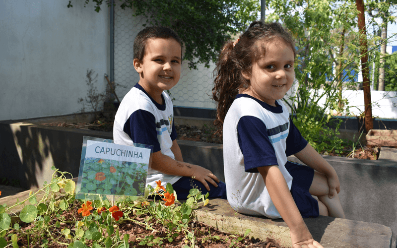 Eduardo e Giovanna na horta da Emeb Prefeito Vasco Antonio Venchiarutti. (Foto: Larissa Knupp/Tribuna de Jundiaí)