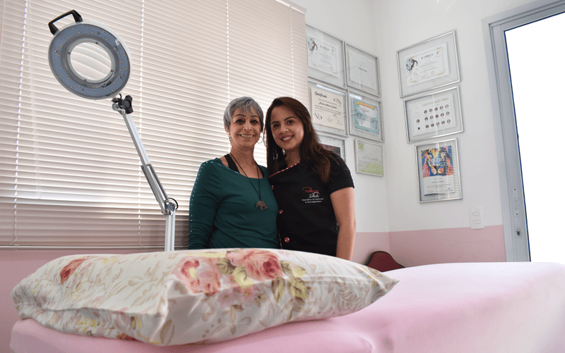 Patrícia se dedica ao projeto há dois anos; agora, ela também passará a recriar aréolas. (Foto: Larissa Knupp/Tribuna de Jundiaí)