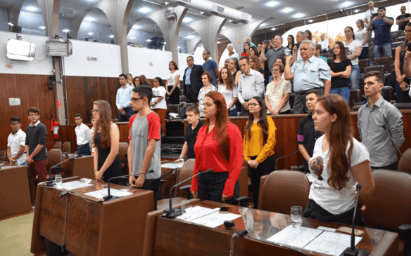 Os vereadores mirins aprendem a discursar, a fazer campanha e até propõem um projeto de lei para o município. (Foto: Câmara Municipal de Jundiaí)