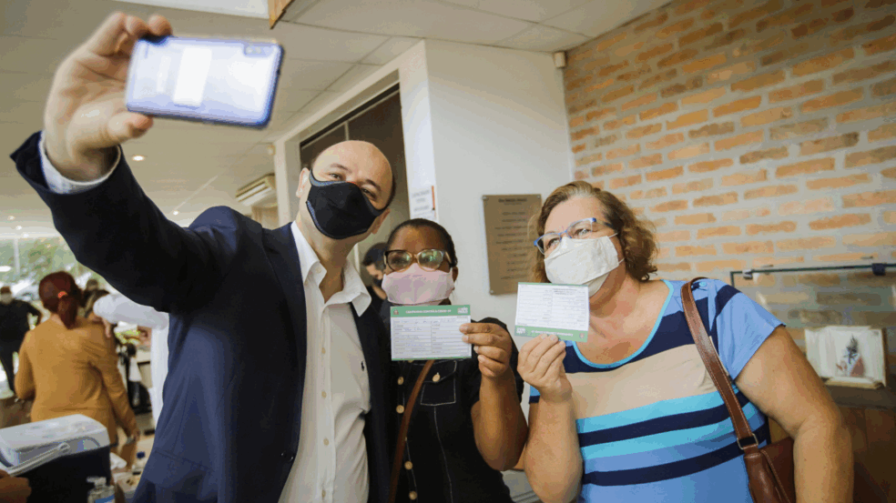 O Secretário da Educação, Rossieli Soares, durante vacinação de professores, em abril deste ano