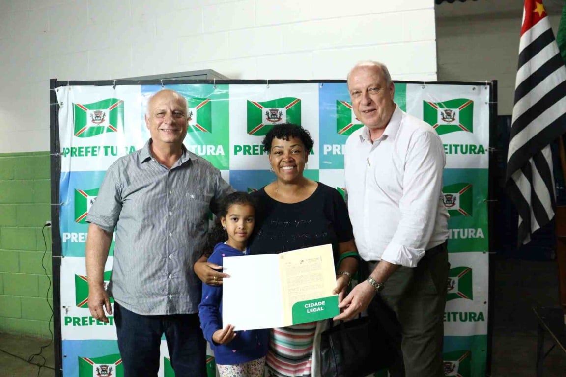 Débora_Sofia_entrega-títulos-CLP-compressed