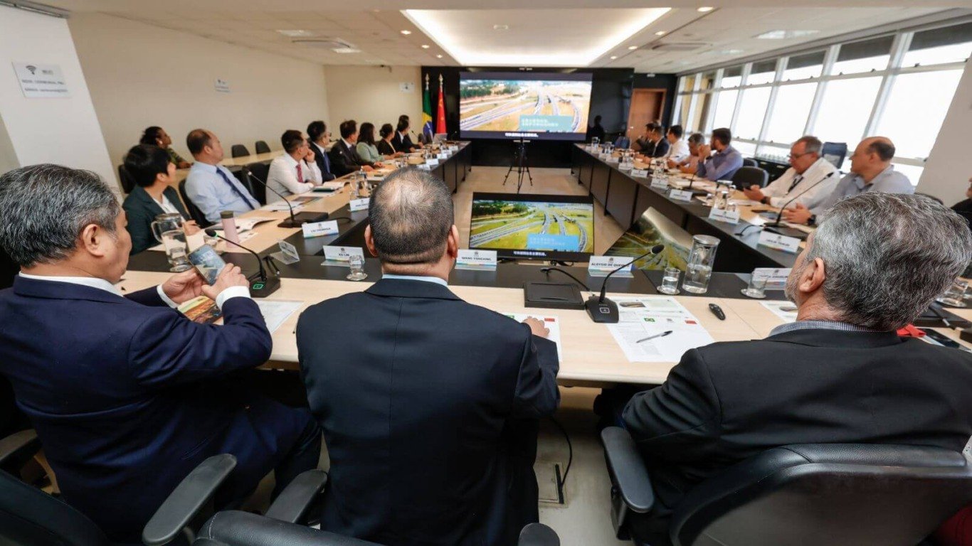 Delegação da China em visita ao Paço Municipal de Jundiaí para conhecer projetos de mobilidade
