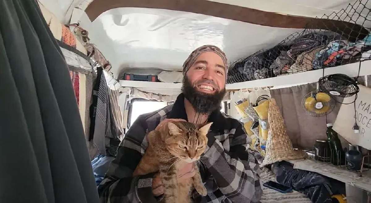 Dennis-Cosmo-com-Lince-dentro-de-Kombi-compressed