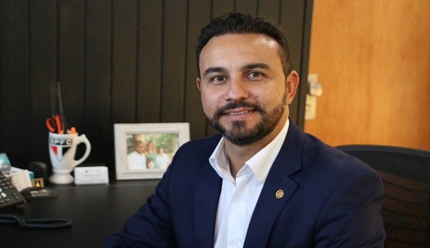 Foto de deputado em gabinete