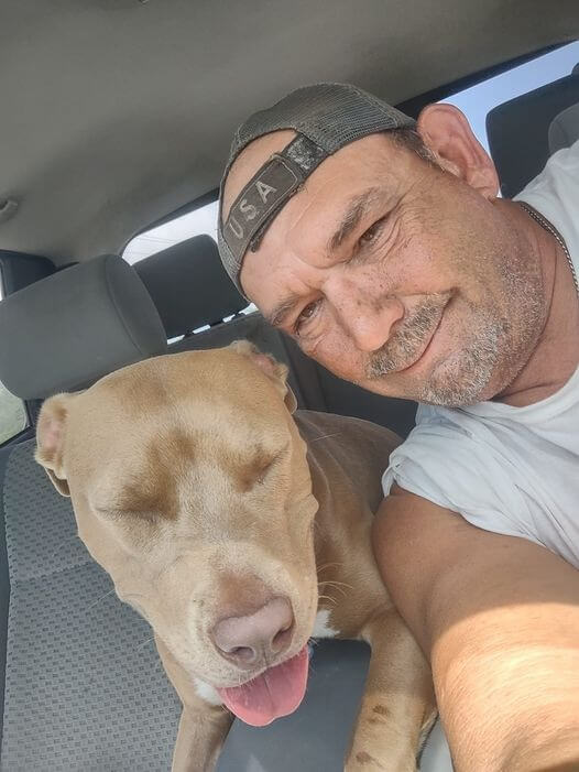 Homem e cachorro em carro