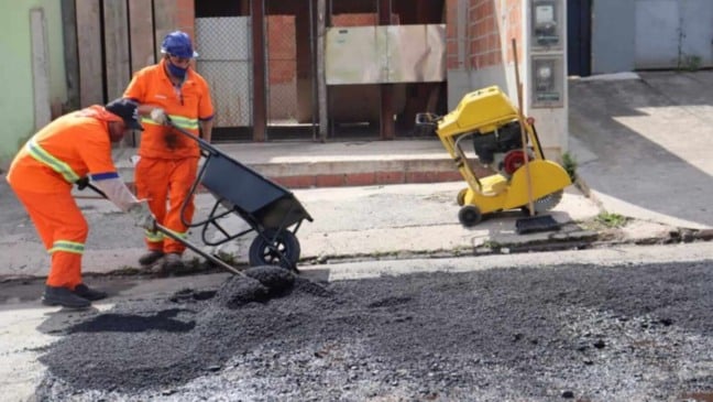 Trabalhadores em obras de tapa-buraco em Campo Limpo Paulista