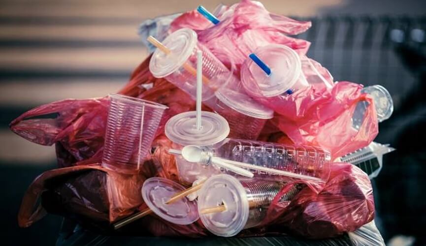 Depois dos canudos, São Paulo quer proibir uso de plásticos descartáveis