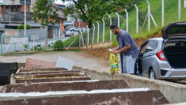 Homem descartando entulho