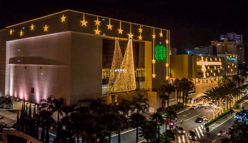 Foto aérea da fachada do JundiaíShopping com enfeites de natal