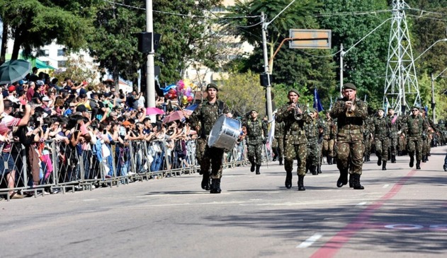 Desfile de 7 de Setembro reúne 10 mil pessoas na Luiz Latorre