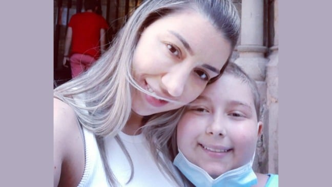 Foto: Fernanda Manzutti, com a mãe, Melissa, em Barcelona, comemorando momentos livres de internação (Arquivo Pessoal)