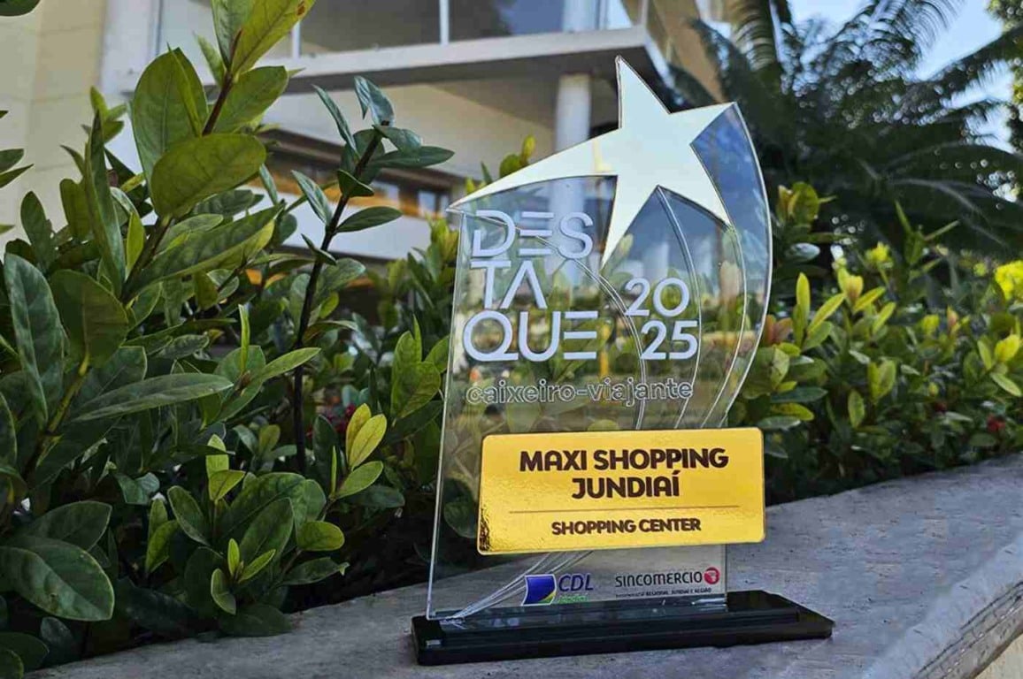 Troféu do Prêmio Destaque Caixeiro-Viajante 2025 recebido pelo Maxi Shopping Jundiaí como melhor Shopping Center.