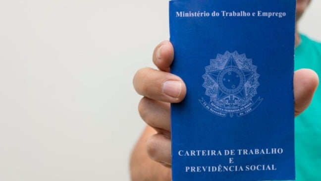 Carteira de trabalho, representando a contratação da Telhanorte e vagas de emprego