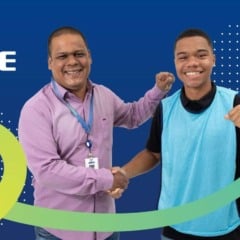 Jovem e mentor do CIEE em banner de divulgação das vagas.
