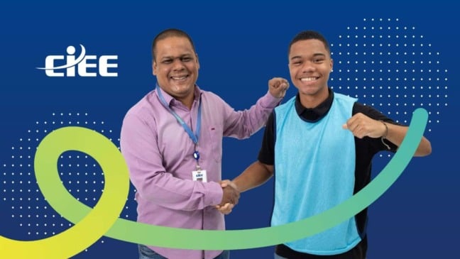 Jovem e mentor do CIEE em banner de divulgação das vagas.