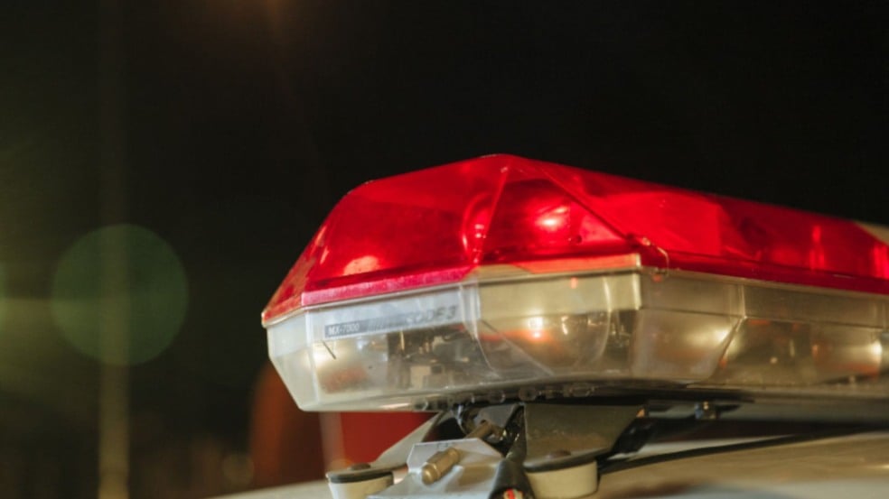 Sirene de uma viatura, ilustrando a prisão do homem por agredir companheira.