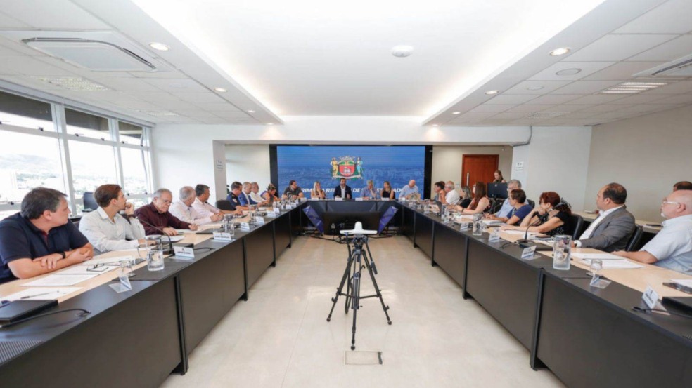 Gustavo Martinelli em reunião com secretários.