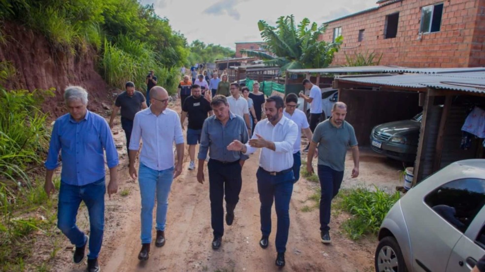 Autoridades da Prefeitura de Jundiaí em vistoria técnica.