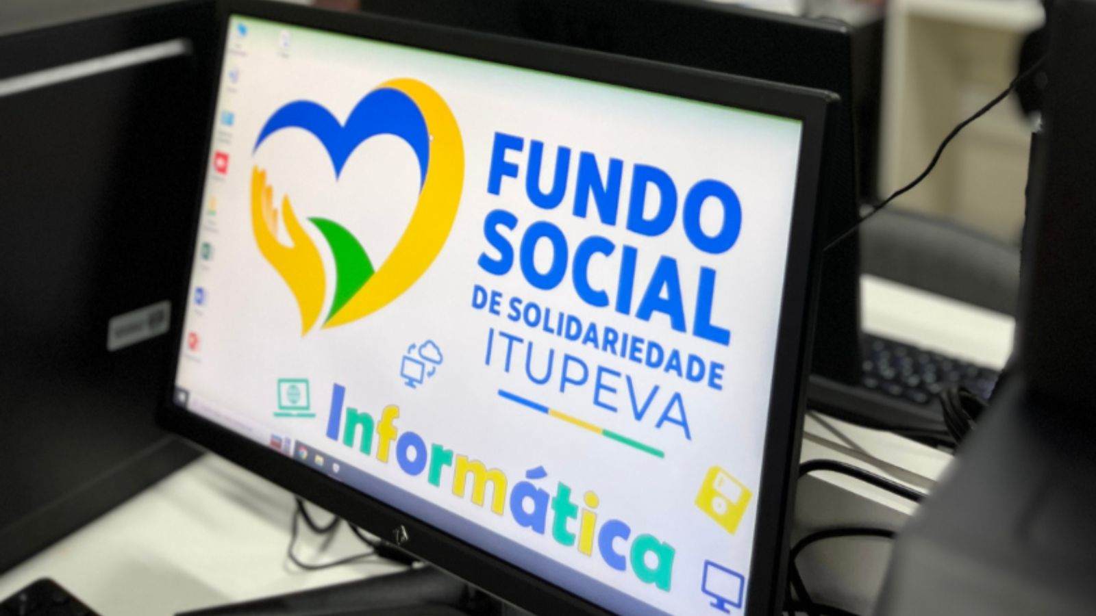 Computador com tela de fundo do fundo social de Itupeva.