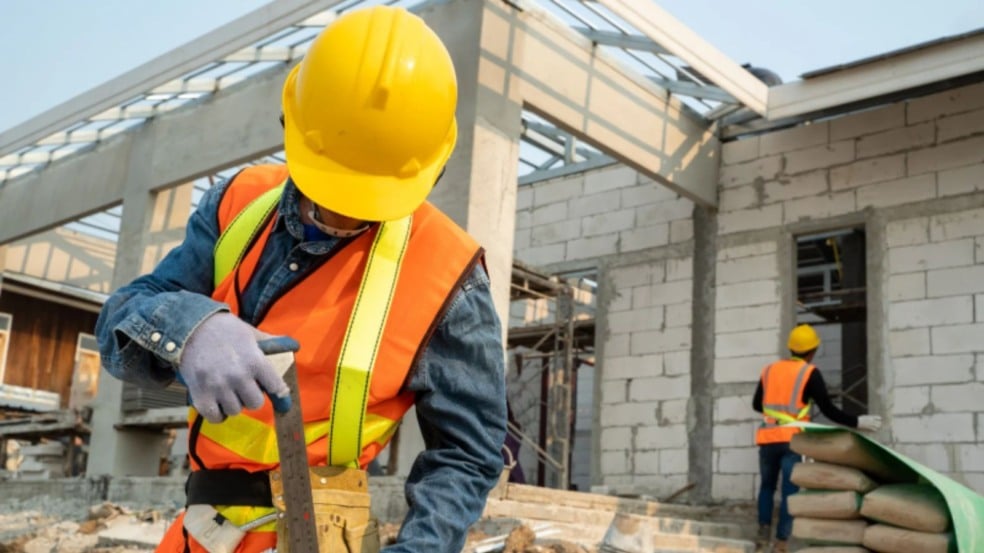 Pedreiros atuando em obra residencial.
