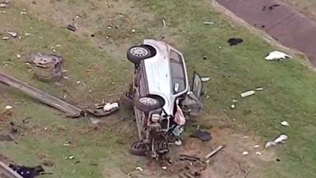Carro capotado em canteiro central da Rodovia dos Bandeirantes, em Franco da Rocha.