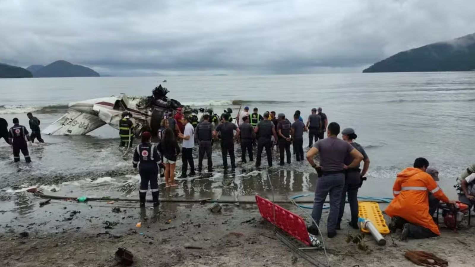 Cenas de resgate das vítimas do avião que caiu em Ubatuba.