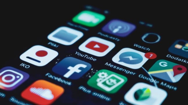 Ícones de redes sociais, como Facebook e Instagram.