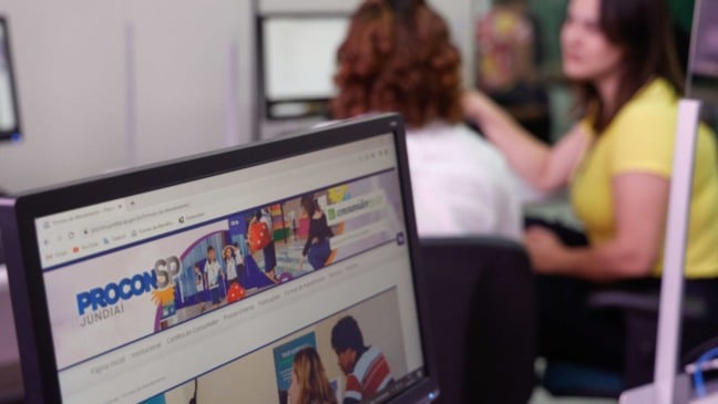 Computador com site do Procon aberto.