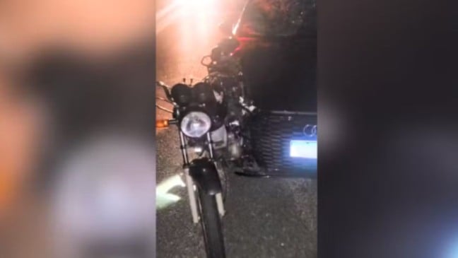 Batida entre carro de luxo e moto.