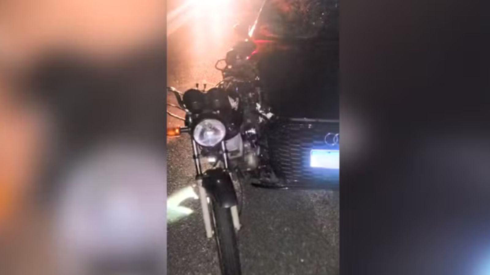 Batida entre carro de luxo e moto.