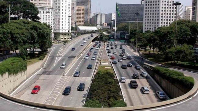 Carros em vias de São Paulo.